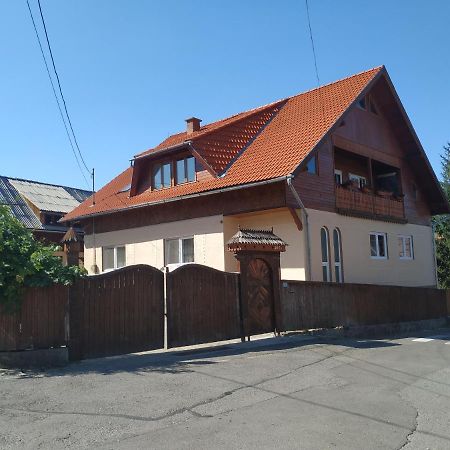 Kalmi Vendeghaz Hotel Corund  Bagian luar foto